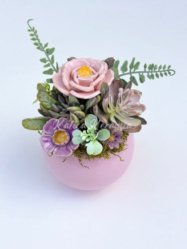 Rózsaszín kaspós asztaldísz