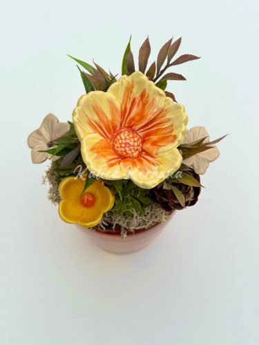 Sárgás kaspós asztaldísz