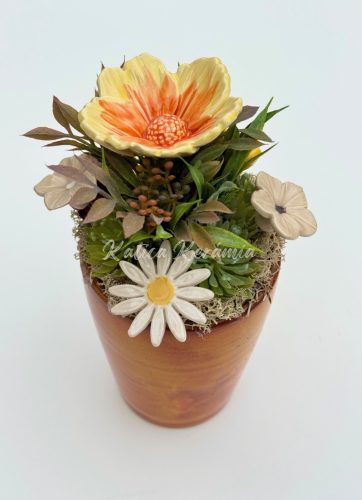 Sárgás kaspós asztaldísz