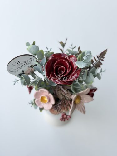 Vörös rózsás asztali dekoráció