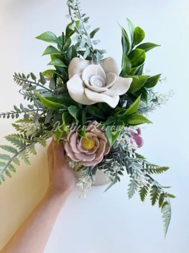 Nagy rózsás asztali dekoráció