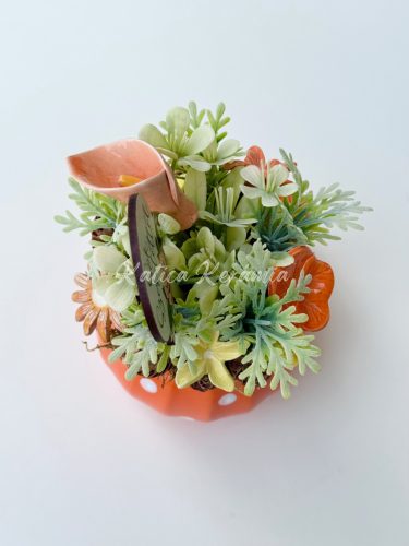 Narancssárga bögrés dekoráció