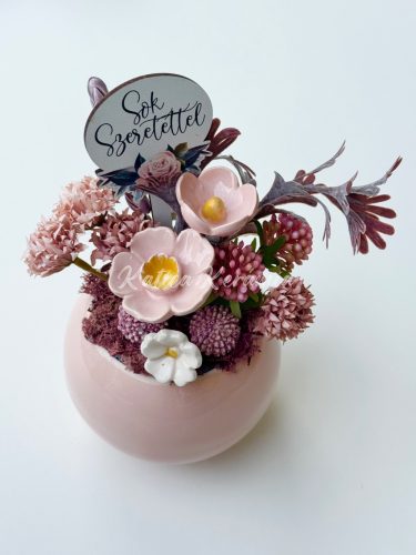 Rózsaszín kaspós dekoráció