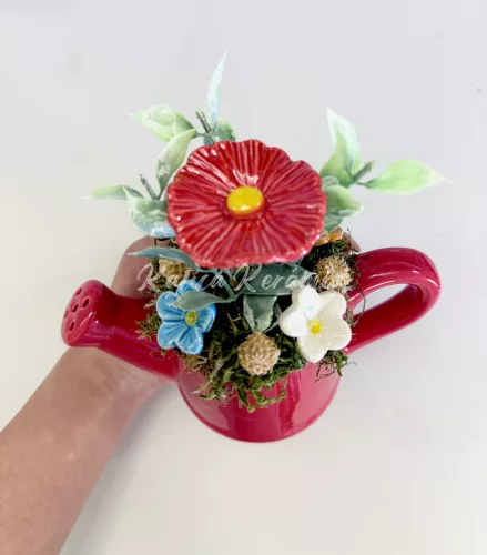 Kis piros kannás dekoráció