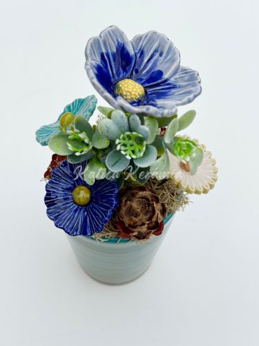 Kékes kaspós dekoráció